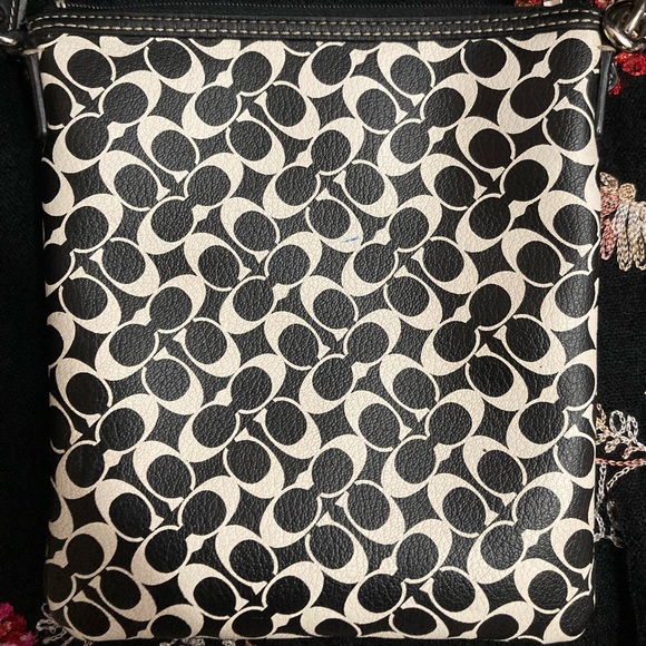 Pre-Owned Coach Signature Messenger Style Bag in Fair condition - Picture 5 of 16